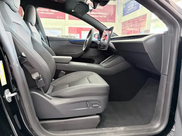 Tesla Model Y — Фото автомобиля 17