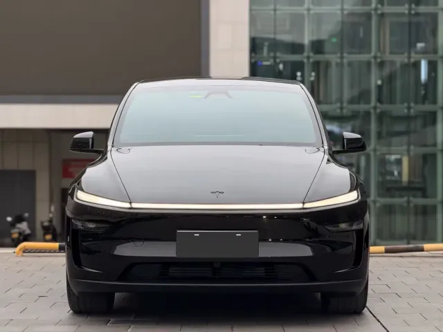 Tesla Model Y L — Фото автомобиля 2