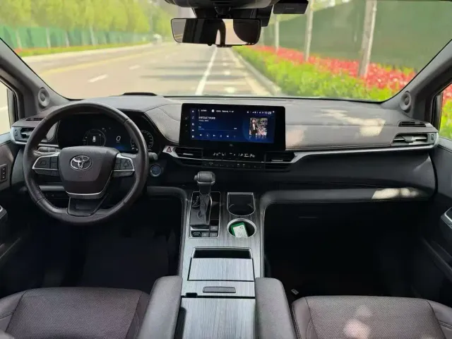 Toyota Sienna — Фото автомобиля 8