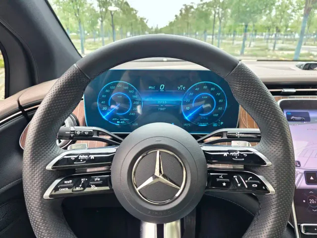 Mercedes-Benz EQE SUV — Фото автомобиля 14