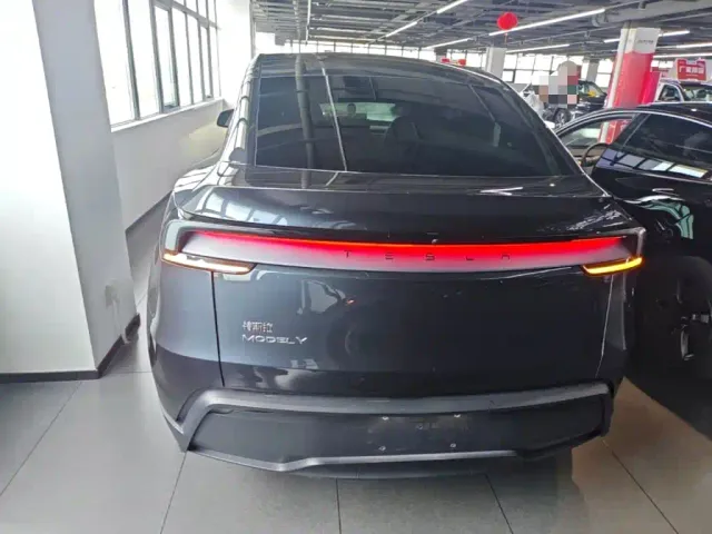 Tesla Model Y — Фото автомобиля 5