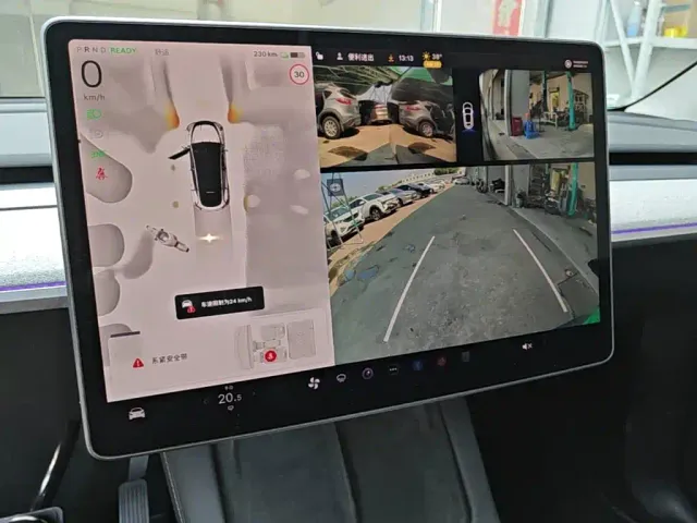 Tesla Model Y — Фото автомобиля 12