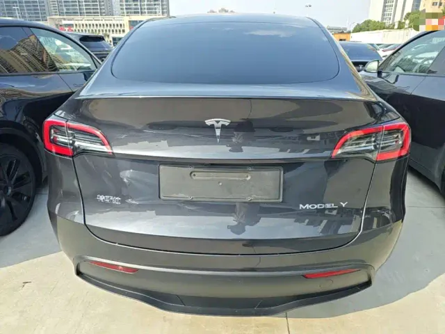 Tesla Model Y — Фото автомобиля 5