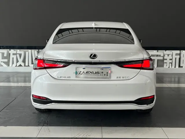 Lexus ES — Фото автомобиля 5