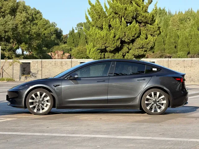 Tesla Model 3 — Фото автомобиля 3