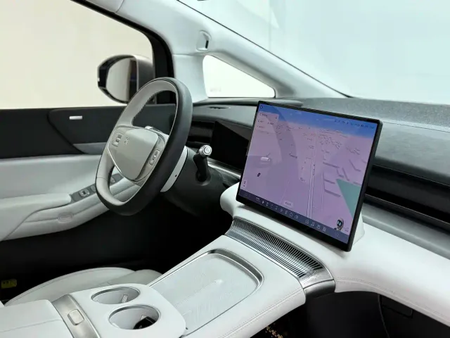 Xpeng X9 — Фото автомобиля 19