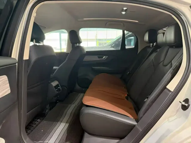 Hongqi E-QM5 — Фото автомобиля 6