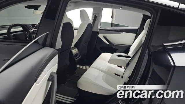 Tesla Model Y — Фото автомобиля 18