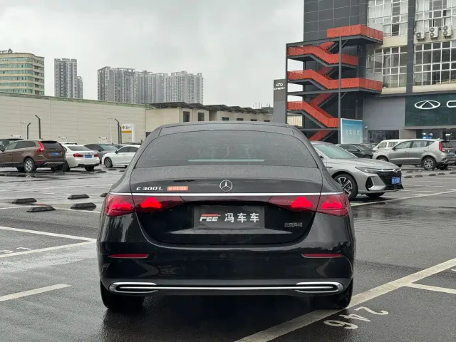 Mercedes-Benz E-Class — Фото автомобиля 12