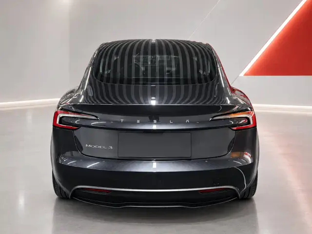 Tesla Model 3 — Фото автомобиля 5