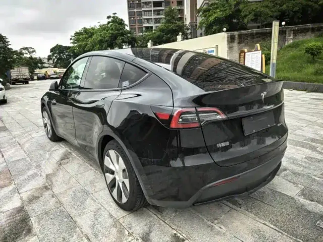 Tesla Model Y — Фото автомобиля 9