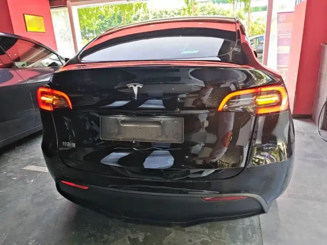 Tesla Model Y — Фото автомобиля 5