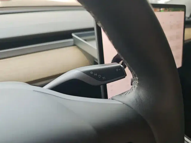 Tesla Model Y — Фото автомобиля 13