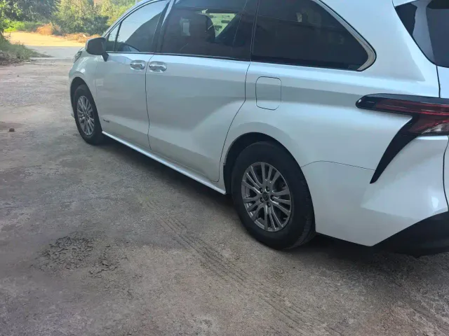 Toyota Sienna — Фото автомобиля 7