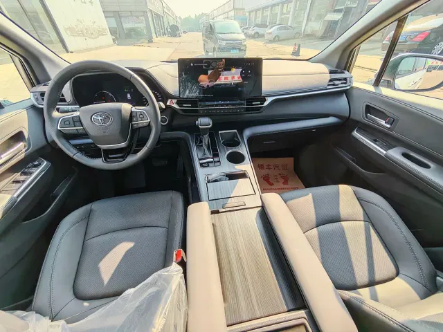 Toyota Sienna — Фото автомобиля 7