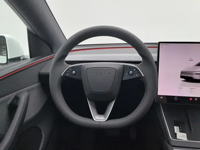 Tesla Model Y — Фото автомобиля 11