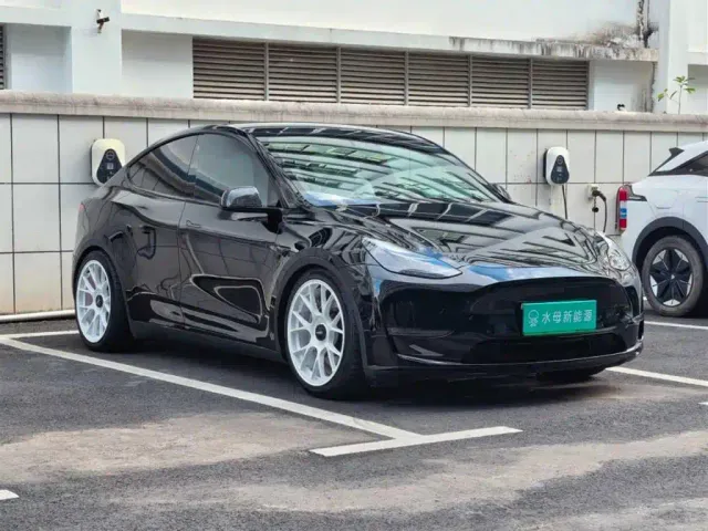 Tesla Model Y — Фото автомобиля 12