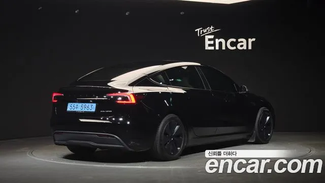 Tesla Model 3 — Фото автомобиля 2