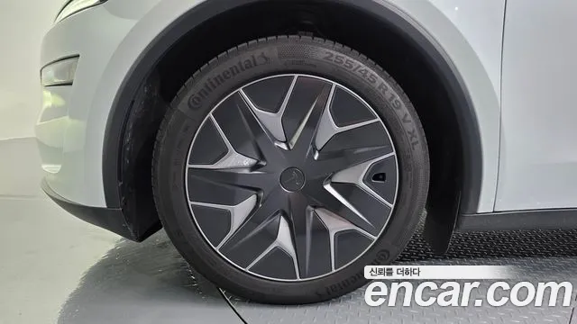 Tesla Model Y — Фото автомобиля 5