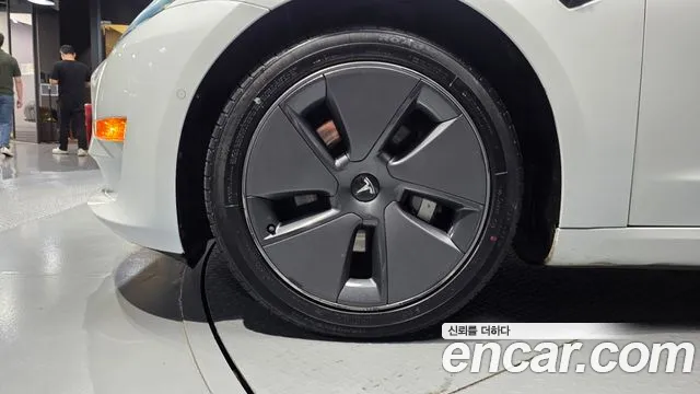 Tesla Model 3 — Фото автомобиля 5