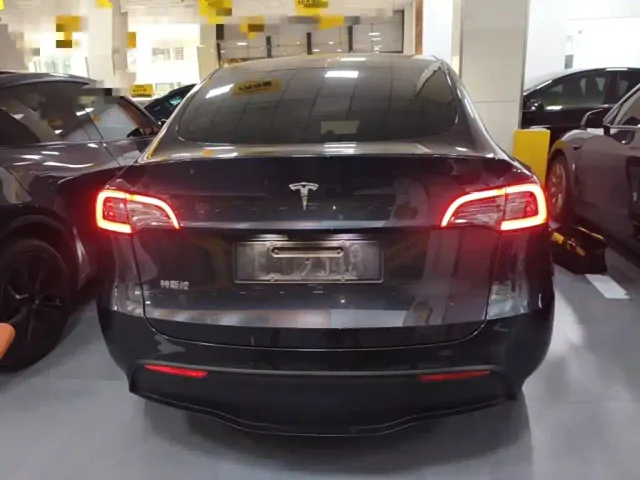 Tesla Model Y — Фото автомобиля 5