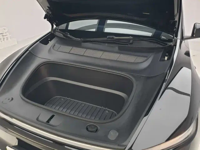 Tesla Model Y — Фото автомобиля 24