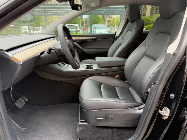 Tesla Model Y — Фото автомобиля 15