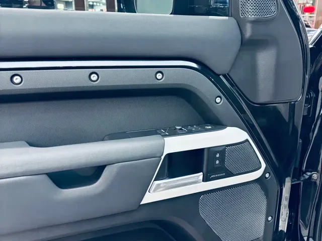 Land Rover Defender — Фото автомобиля 7