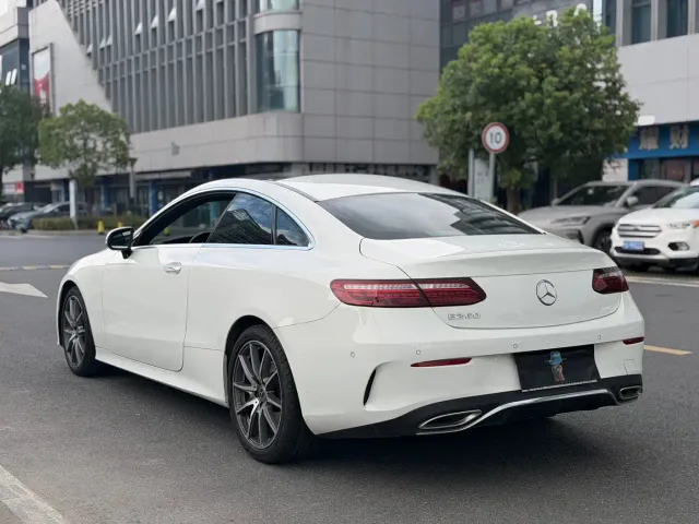Mercedes-Benz E-Class — Фото автомобиля 11
