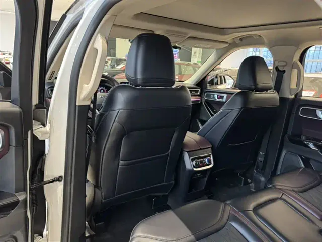 Ford Explorer — Фото автомобиля 15