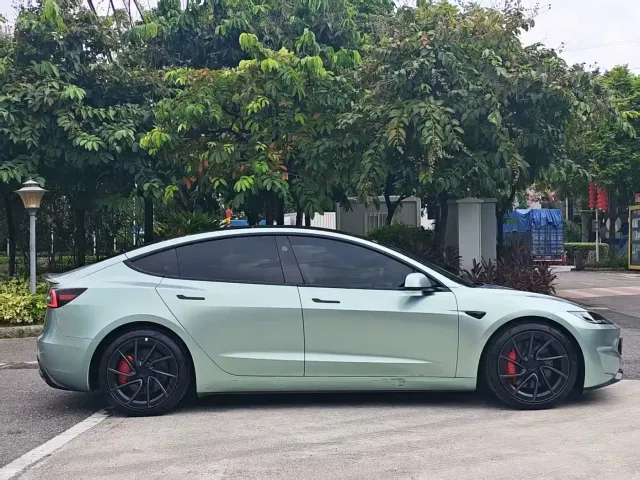 Tesla Model 3 — Фото автомобиля 7