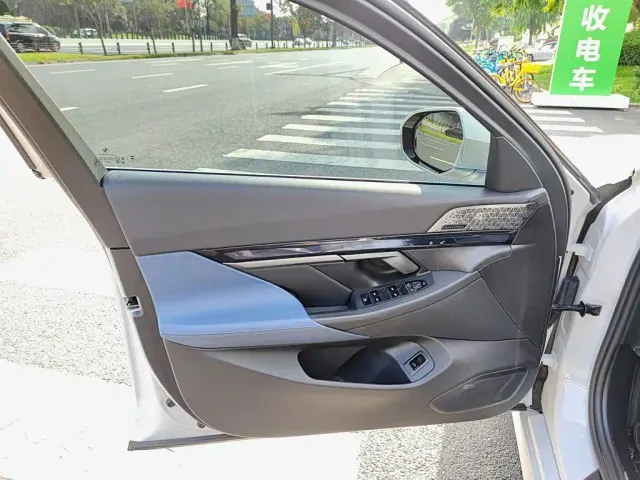BMW 5 Series — Фото автомобиля 6
