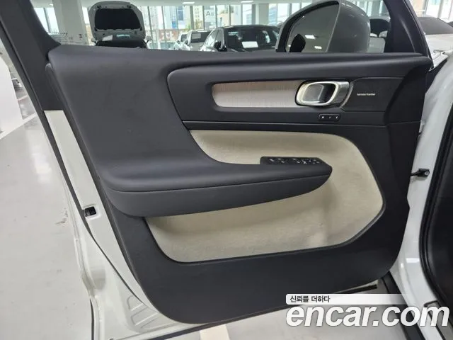 Volvo XC40 — Фото автомобиля 11