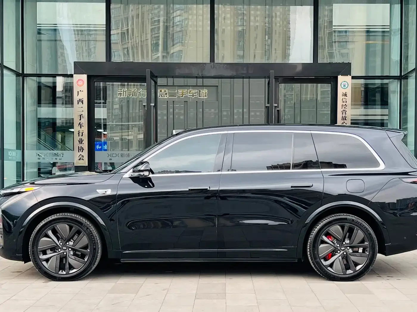 Li Auto Li Xiang L9 2024 Model Ultra — Фото автомобиля 3
