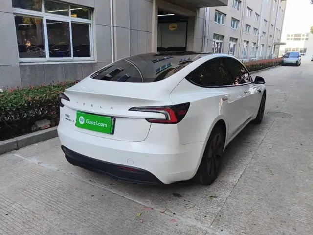 Tesla Model 3 — Фото автомобиля 6