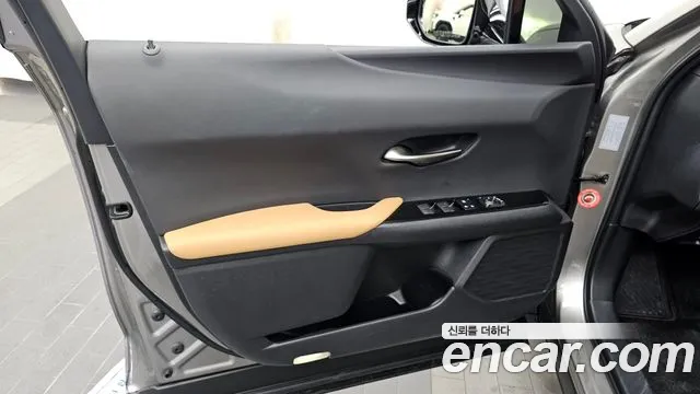 Lexus UX — Фото автомобиля 23