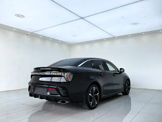 Lynk & Co 03 — Фото автомобиля 11