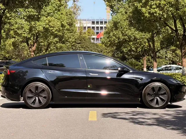 Tesla Model 3 — Фото автомобиля 4
