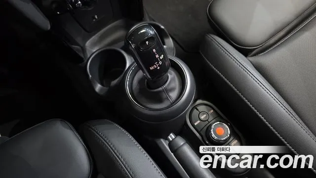 Mini Cooper Cooper 5 дверей Classic Launch Pack — Фото автомобиля 9
