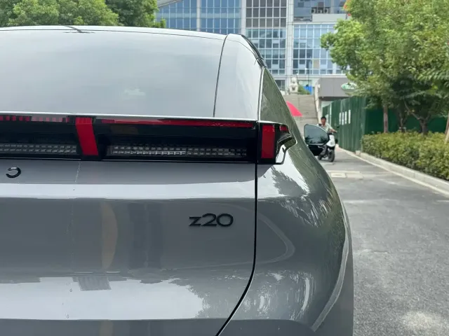 Lynk & Co Z20 — Фото автомобиля 23