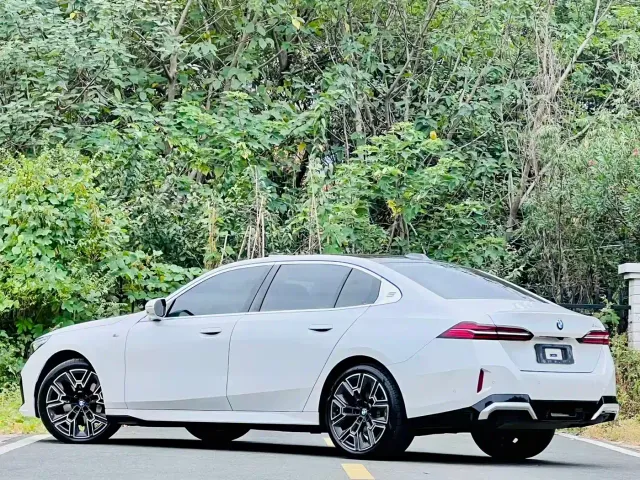 BMW 5 Series — Фото автомобиля 4