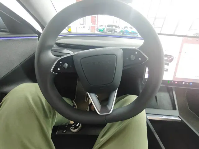 Tesla Model 3 — Фото автомобиля 5