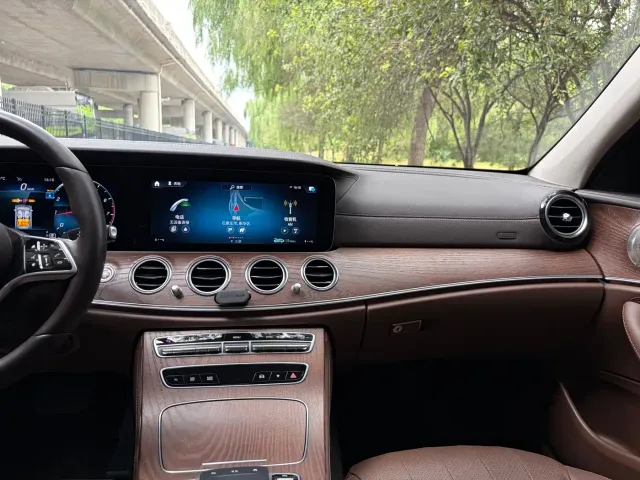 Mercedes-Benz E-Class — Фото автомобиля 11