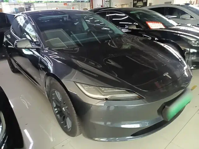 Tesla Model 3 — Фото автомобиля 3