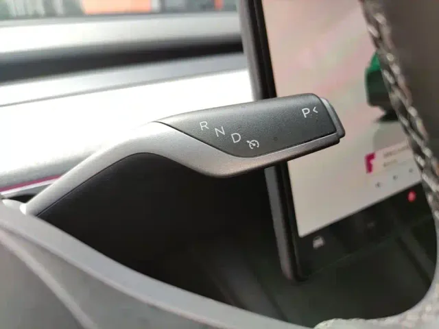 Tesla Model Y — Фото автомобиля 13