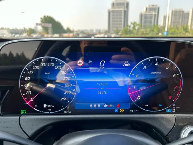 Mercedes-Benz E-Class — Фото автомобиля 5