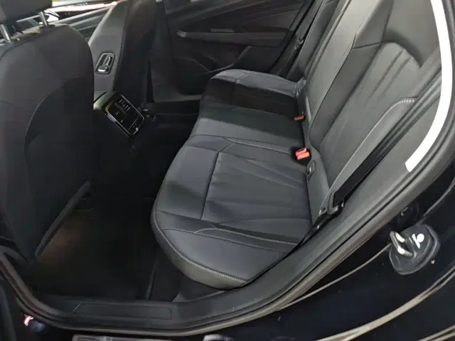 Volkswagen Passat — Фото автомобиля 16