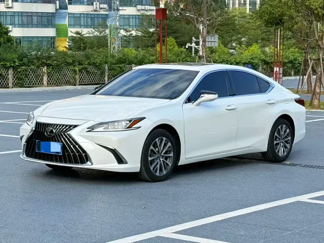 Фотография автомобиля — Lexus ES
