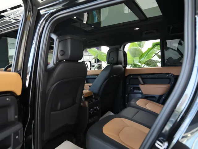 Land Rover Defender — Фото автомобиля 14