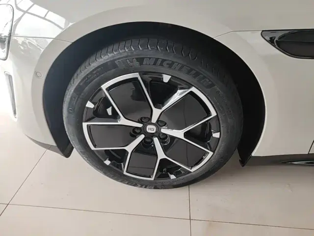 Xiaomi SU7 — Фото автомобиля 22